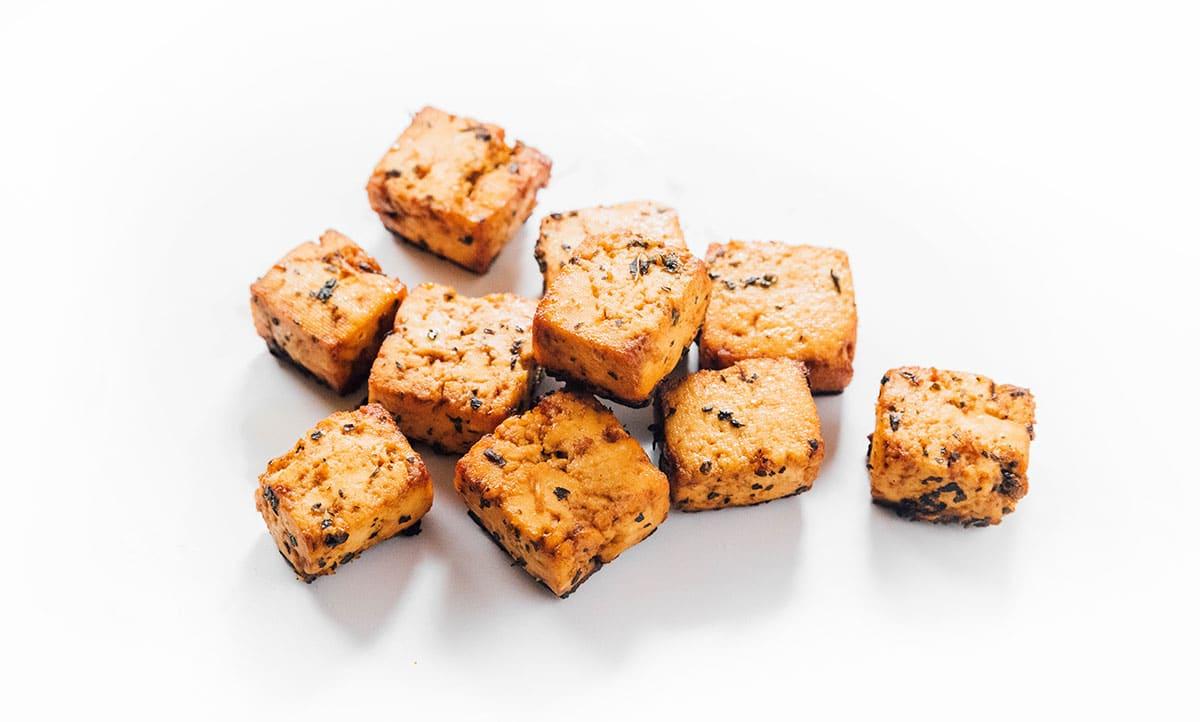 Wie man Tofu mariniert (8 Geschmacksrichtungen!) 18 Gebackene Balsamico-Kräuter-Tofu-Würfel.
