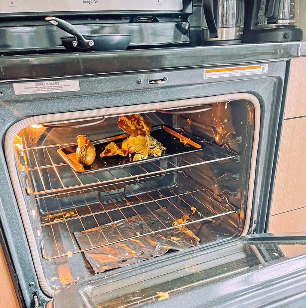 Reste einer explodierten Aubergine im Ofen