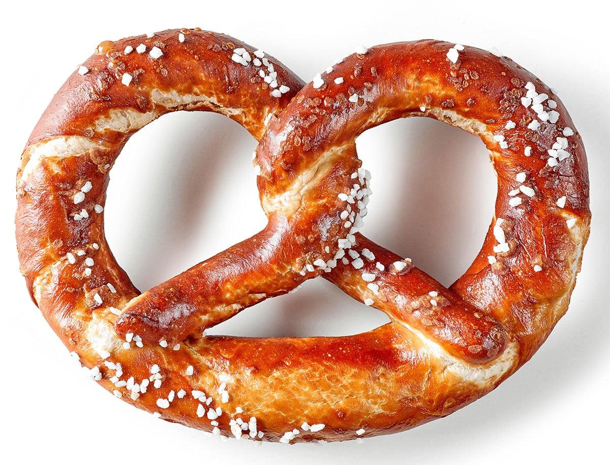 17 Beste Brote für Grilled Cheese (Der ultimative Leitfaden) 18 Eine Laugenbrezel auf weißem Hintergrund.