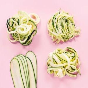 Zucchininudeln zubereiten 18 4 Arten von Zucchini-Nudeln auf rosafarbenem Hintergrund