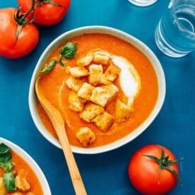Frische Tomatensuppe in einer Schüssel mit hausgemachten Croutons und Roma-Tomaten