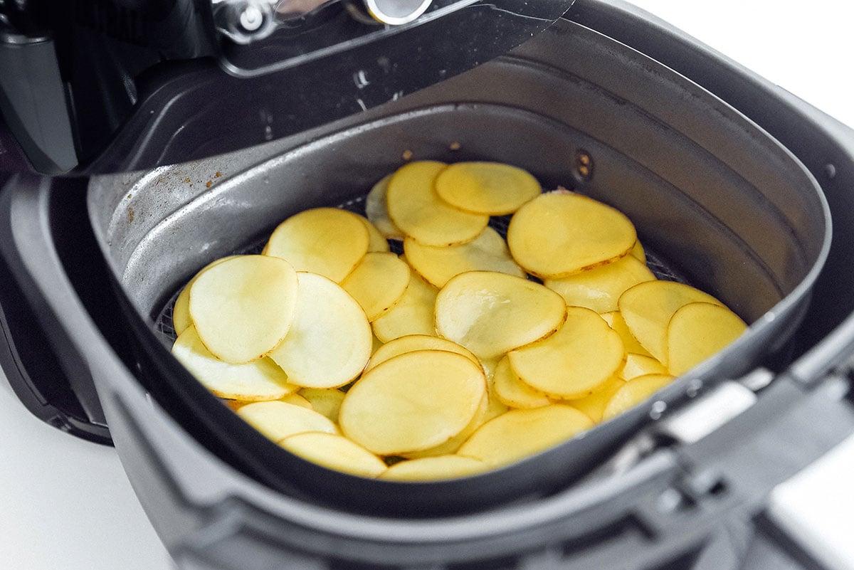 Heißluftfritteusen-Kartoffeln: Der ultimative Leitfaden 18 Ungekochte Kartoffelchips in einer Heißluftfritteuse