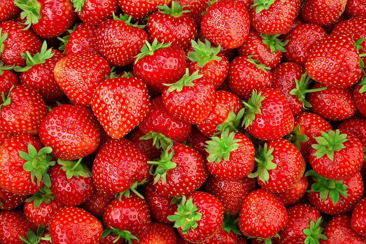 17 Frühlingsfrüchte, die man diese Saison essen sollte 19 Erdbeeren.