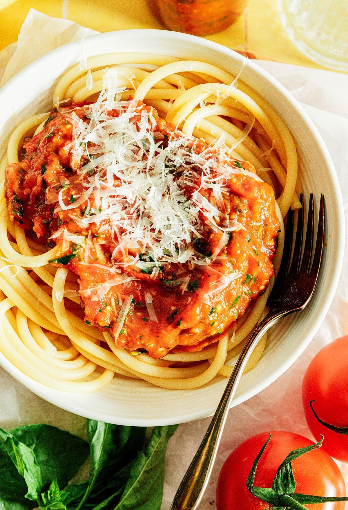 Vegetarische 31-Tage-Herausforderung 19 Marinara-Sauce auf Spaghetti mit Parmesan in einer Schale.