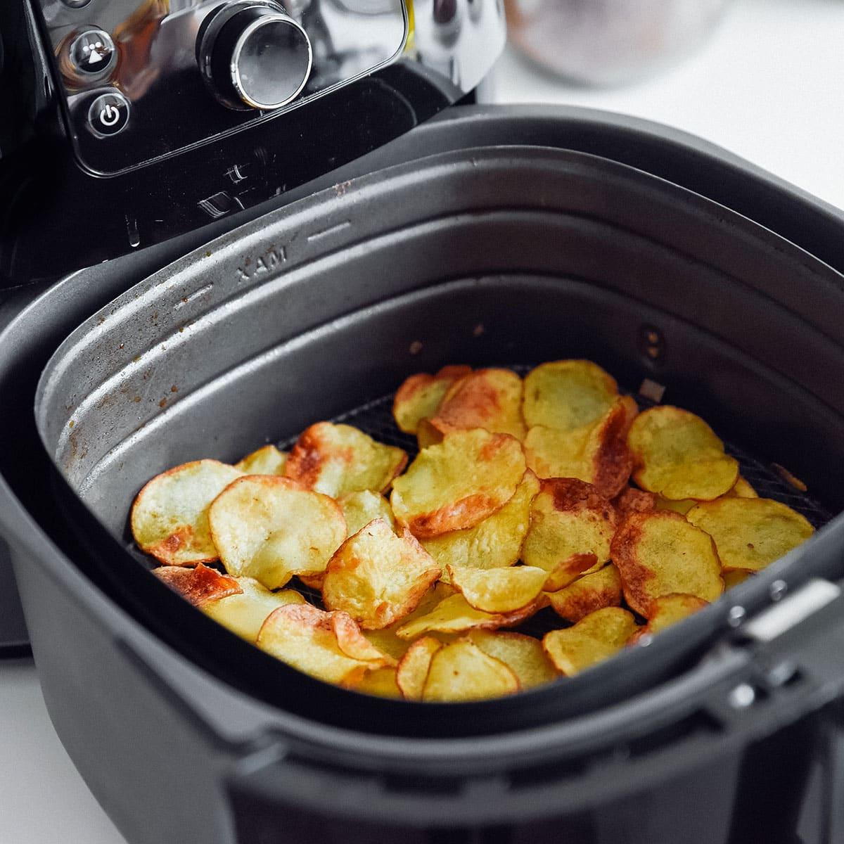 Heißluftfritteusen-Kartoffeln: Der ultimative Leitfaden 19 Servierte Kartoffelchips aus der Heißluftfritteuse.