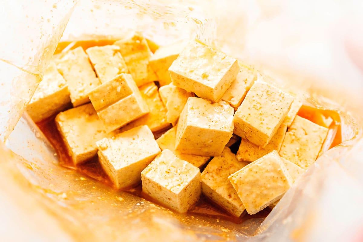 Wie man Tofu mariniert (8 Geschmacksrichtungen!) 20 Fajita-Marinade und Tofu-Würfel in einem Beutel kombiniert.