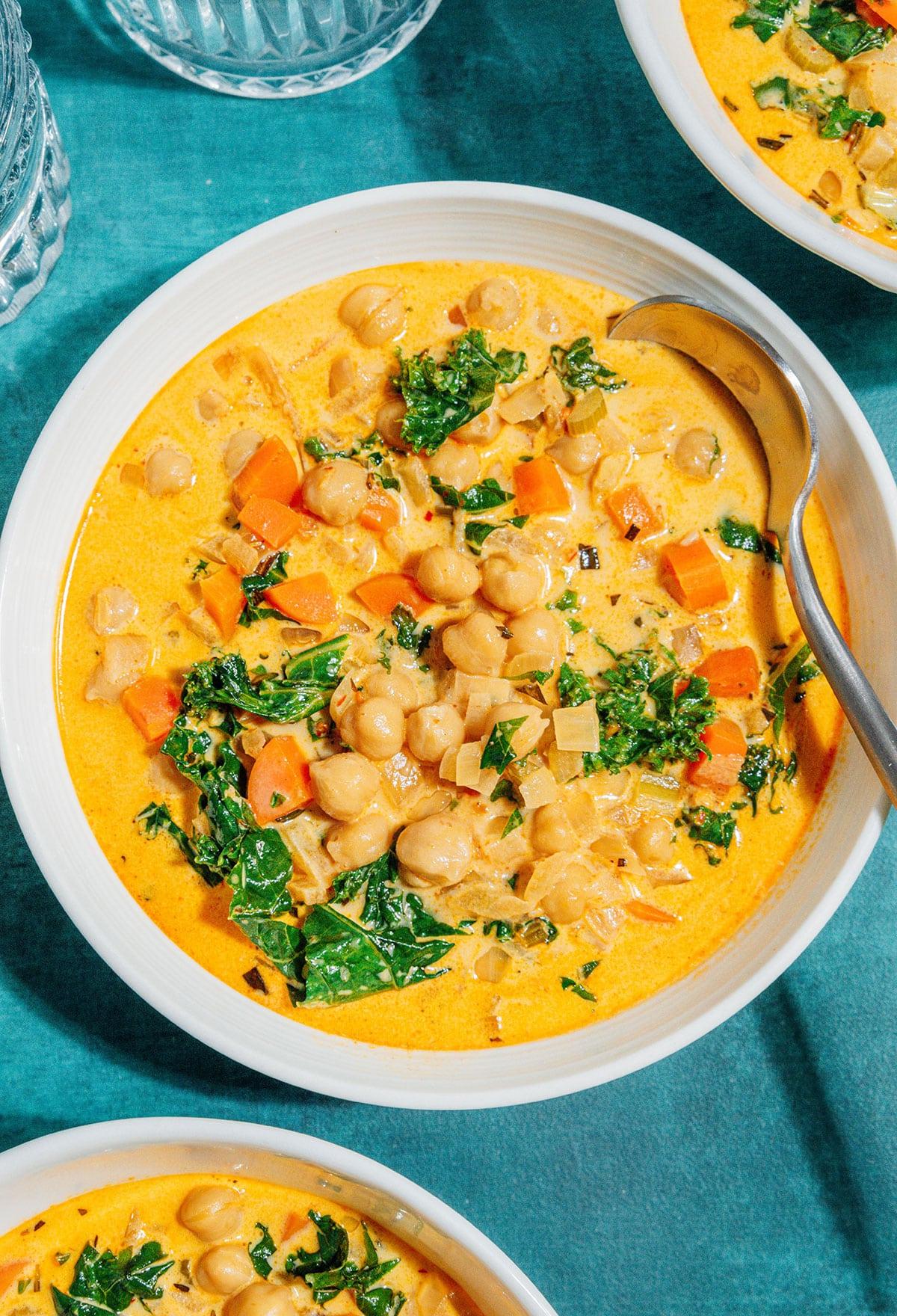Vegetarische 31-Tage-Herausforderung 20 Kichererbsensuppe in einer rustikalen Schale.