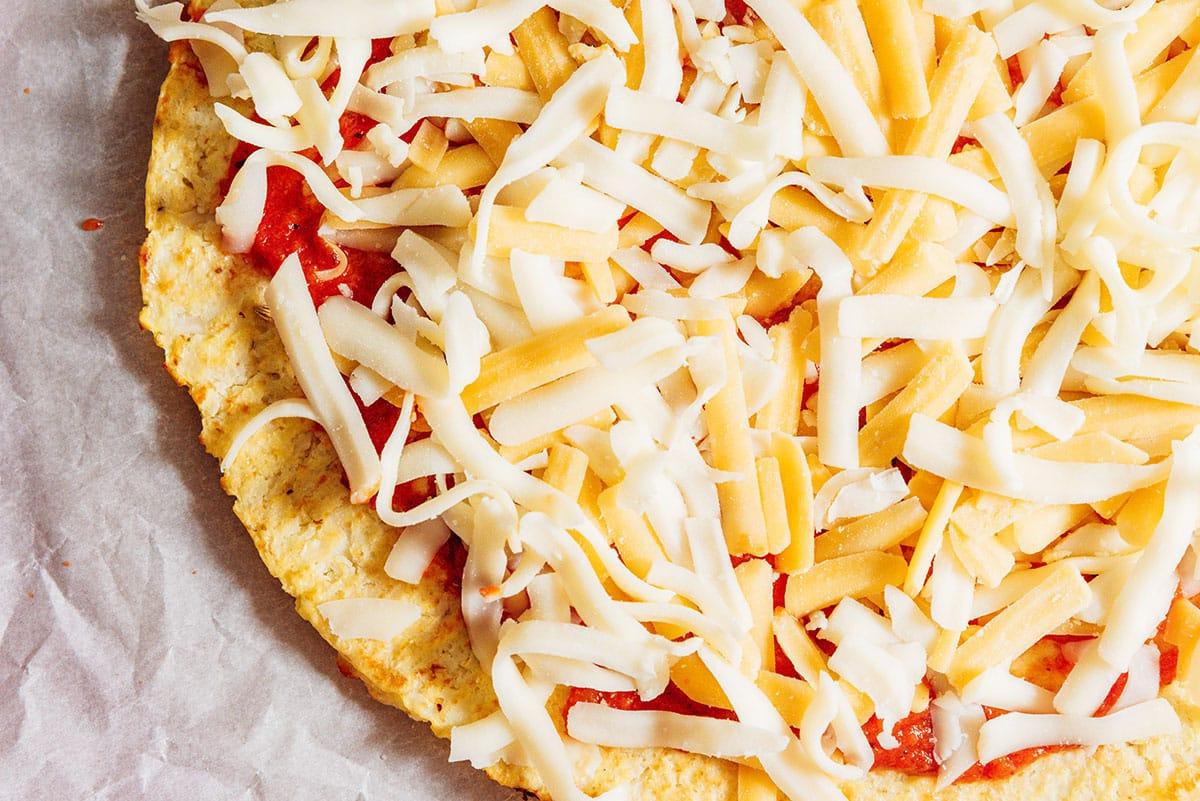Blumenkohl-Pizzaboden mit ungekochten Belägen.