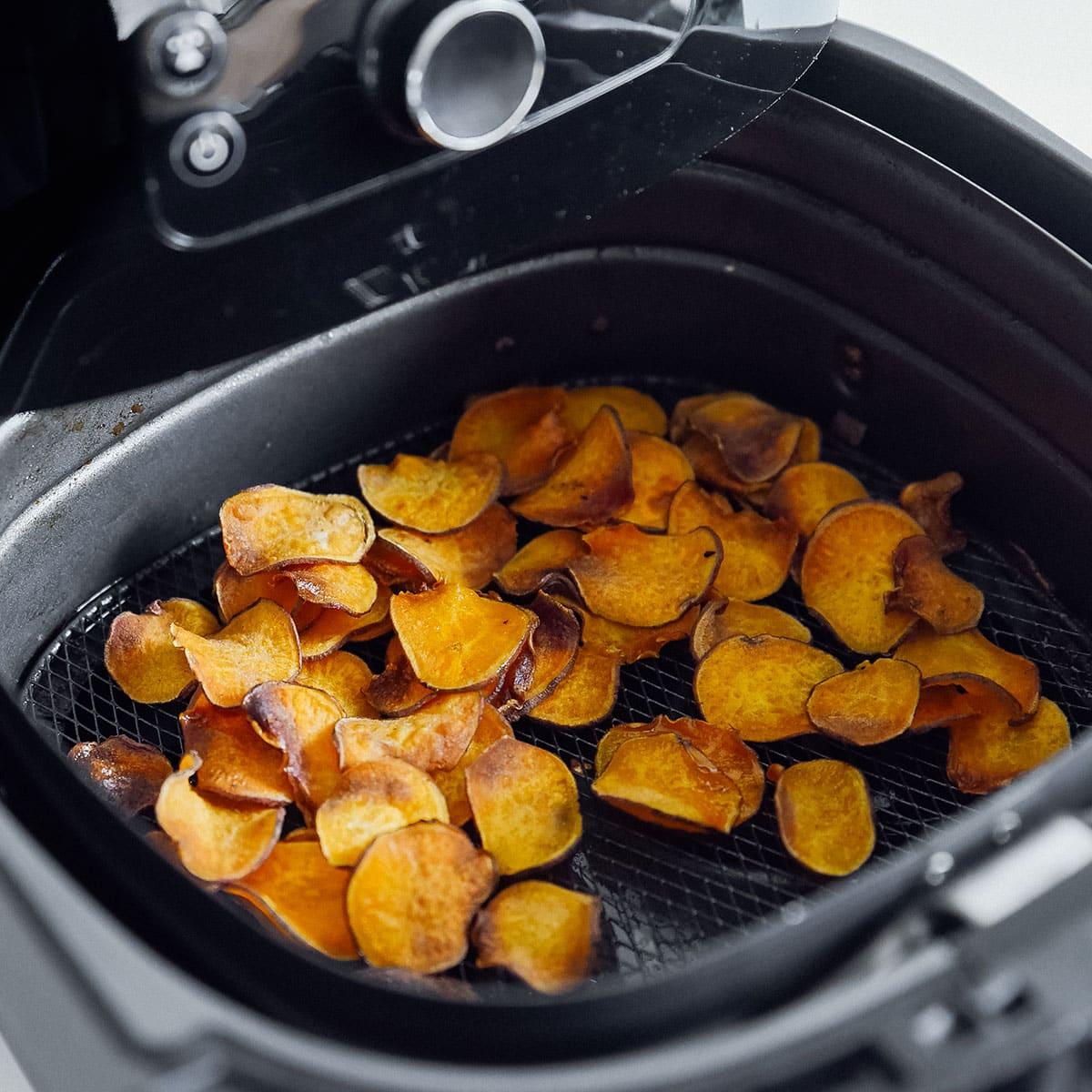Heißluftfritteusen-Kartoffeln: Der ultimative Leitfaden 20 Nahaufnahme von knusprigen Kartoffelchips.