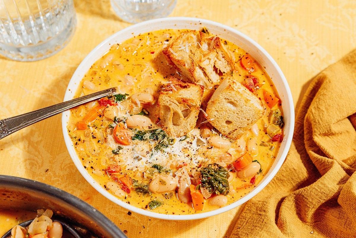 Toskanische Weiße Bohnensuppe (Im Restaurant-Stil!) 3 Eine Schale toskanische weiße Bohnensuppe mit einem Löffel.