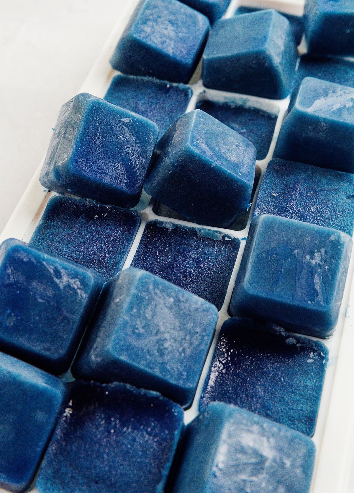 Smoothie-Würfel (Evive-Kopie) 3 Blaue Smoothie-Würfel in einem Eiswürfelbehälter.