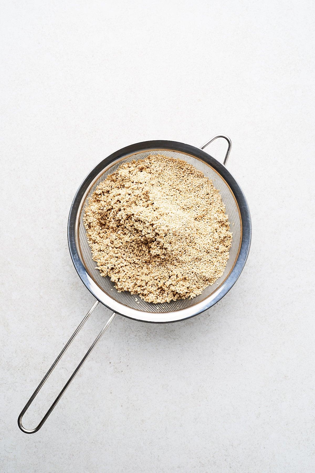 Quinoa kochen (Gelingsicheres Rezept) 3 Gespülter und abgetropfter Quinoa