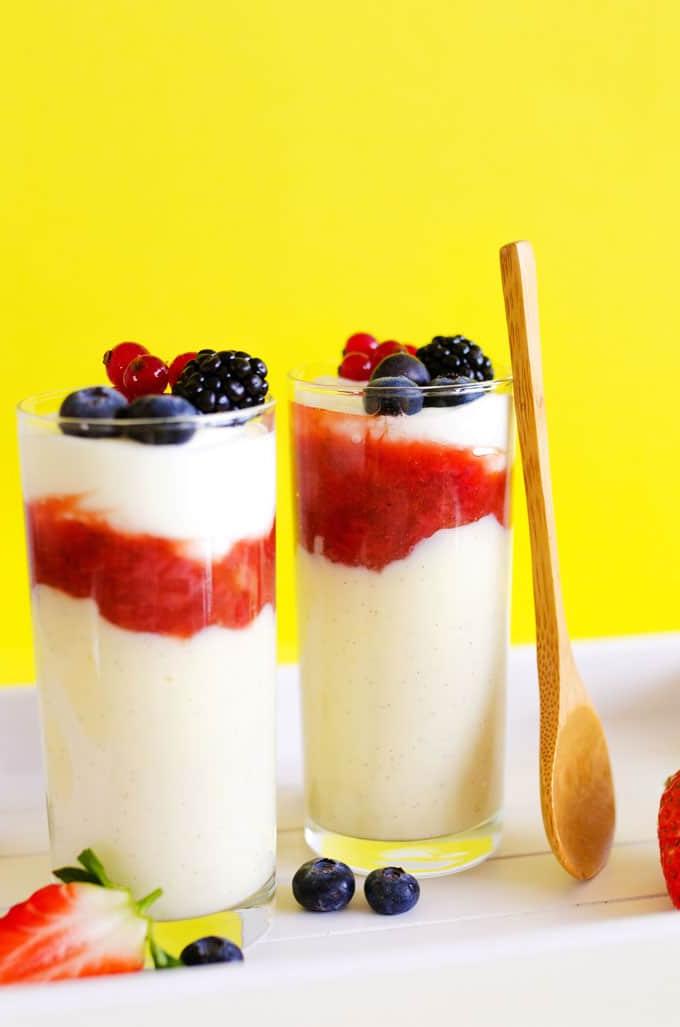Niederländischer Vla-Flip (Pudding-Leckereien) 3 Dieser hausgemachte holländische Vla-Flip ist eine gesunde Interpretation des klassischen holländischen Puddings, Vla! Mit cremigem Pudding, einem Schuss Joghurt und etwas Kompott ist er ebenso lecker wie einfach zuzubereiten!