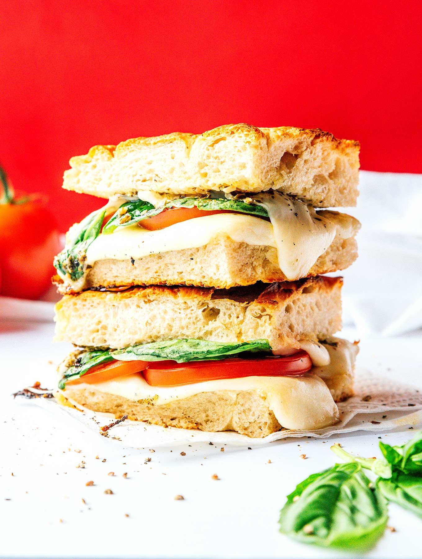 17 Beste Brote für Grilled Cheese (Der ultimative Leitfaden) 3 Zwei perfekt zubereitete Grilled Cheese Sandwiches auf einem Teller, bereit zum Servieren.