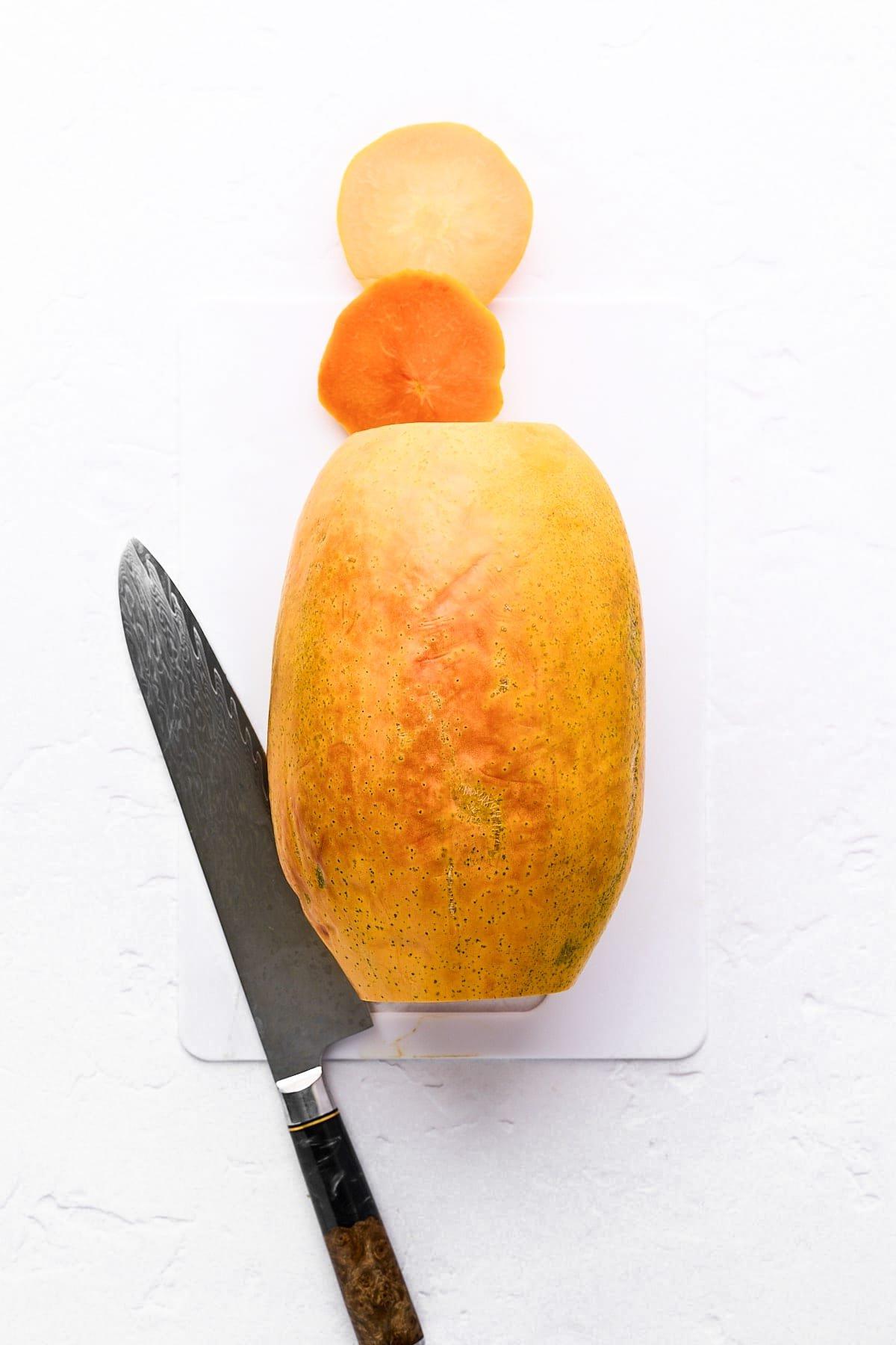 Papaya schneiden 3 Enden einer ganzen Papaya abgeschnitten.