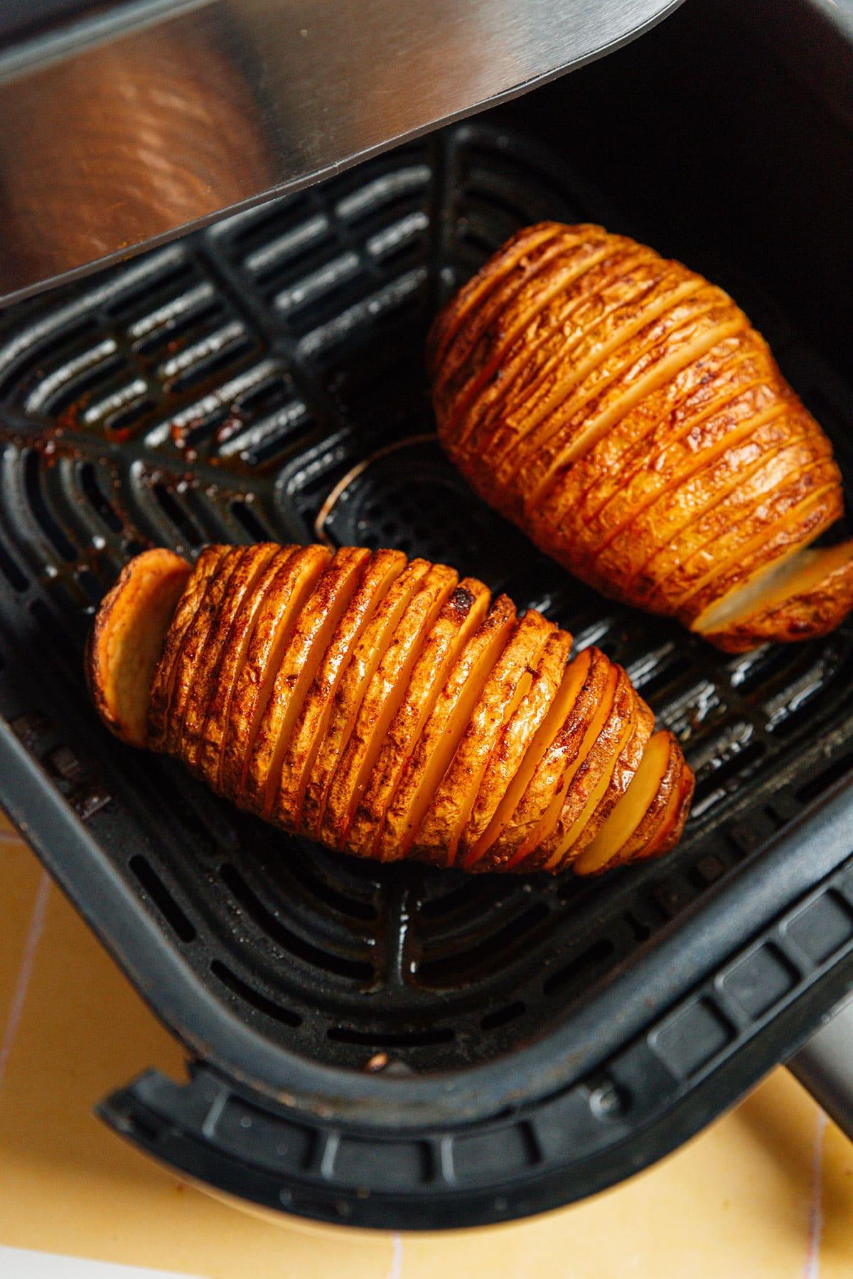 Heißluftfritteusen-Hasselback-Kartoffeln 3 Hasselback-Kartoffeln in einer Heißluftfritteuse.