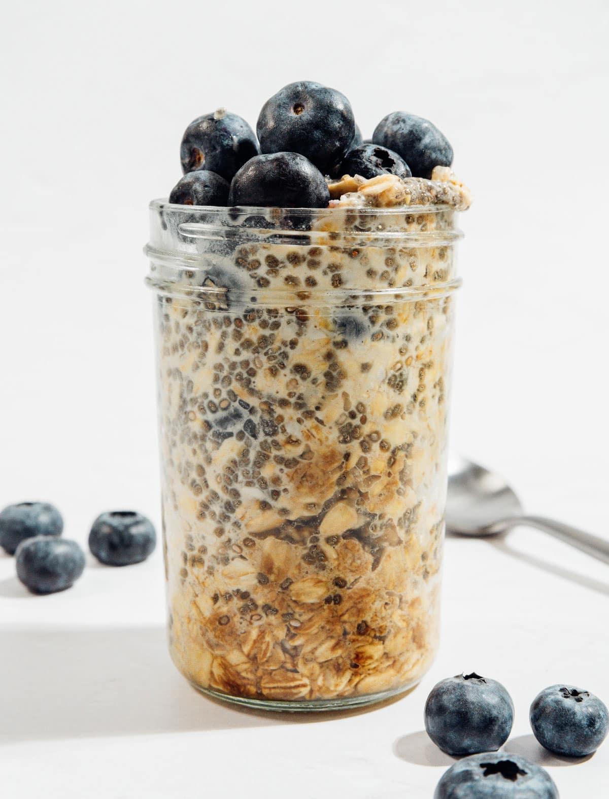 Heidelbeer Overnight Oats (Super einfaches Rezept) 3 Blaubeer Overnight Oats in einem Glas.