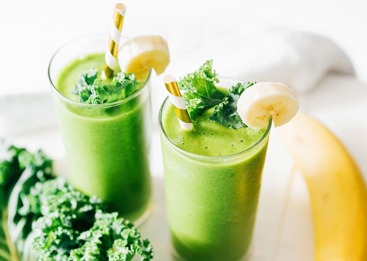 Vier-Zutaten-Ananas-Grünkohl-Smoothie 3 Grünkohl-Ananas-Smoothie in einem Glas mit Papierstrohhalm