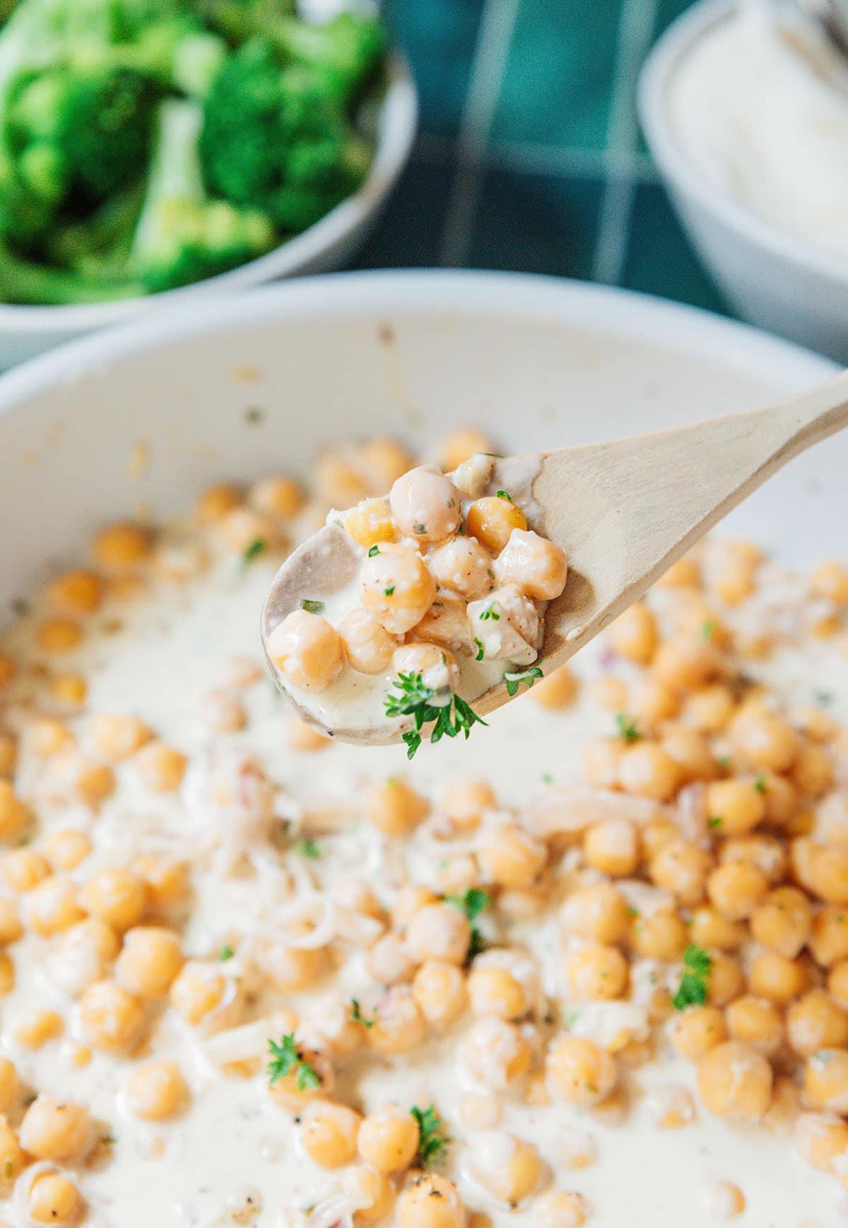 Cremige Boursin Kichererbsen 3 Cremige Boursin Kichererbsen mit Kartoffelpüree und Brokkoli.