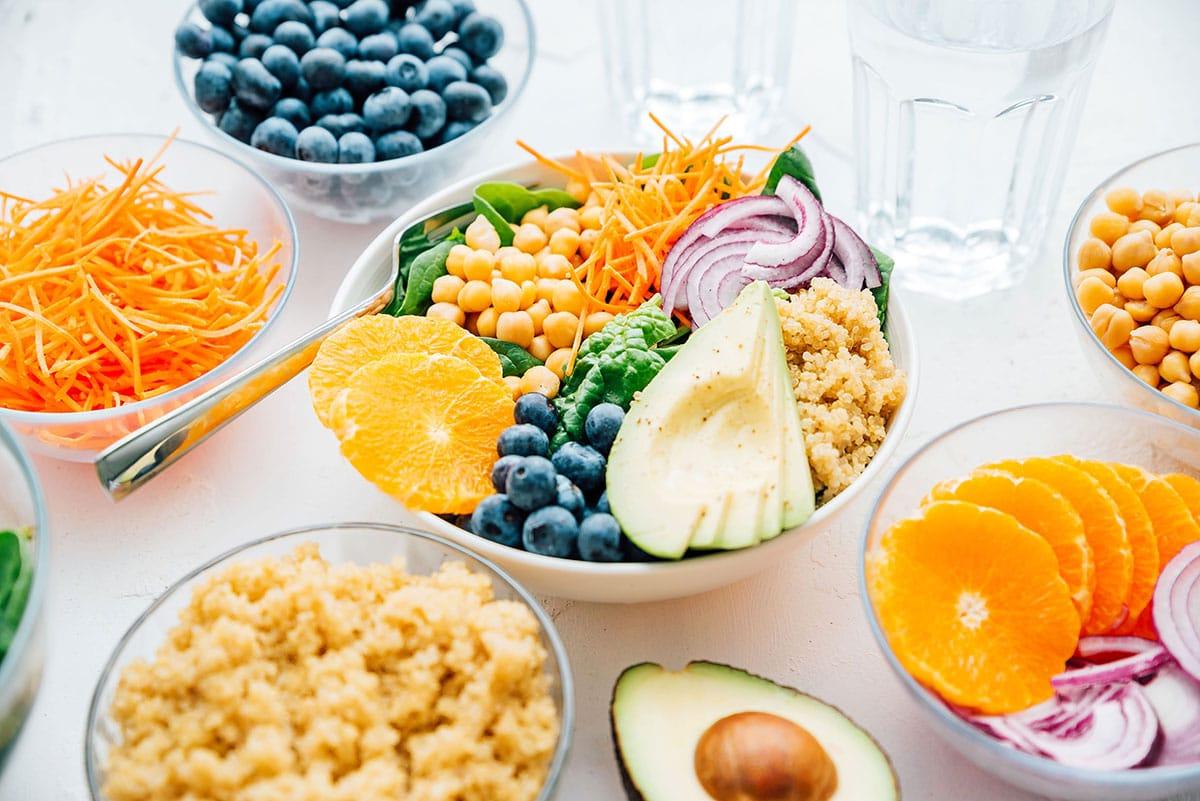 **Wie man eine Buddha Bowl zusammenstellt** 3 Buddha Bowl Rezept mit Obst und Gemüse in einer Schüssel