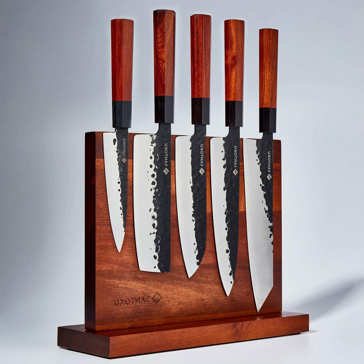 Vegetarische 31-Tage-Herausforderung 3 Ein Set japanischer Messer auf einem magnetischen Holzblock.