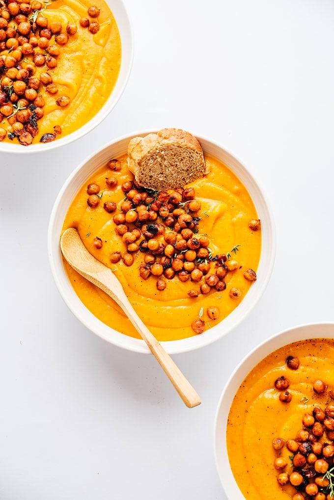 Einfaches Kürbissuppen-Rezept (+ Leckere Topping-Idee!) 3 Kürbissuppe in einer Schale mit Kichererbsen als Topping, Nahaufnahme