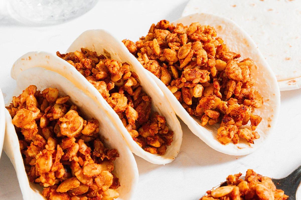 Tempeh Taco Fleisch 3 Veganes Tempeh-Taco-Fleisch appetitlich in weichen Tortillas angerichtet.