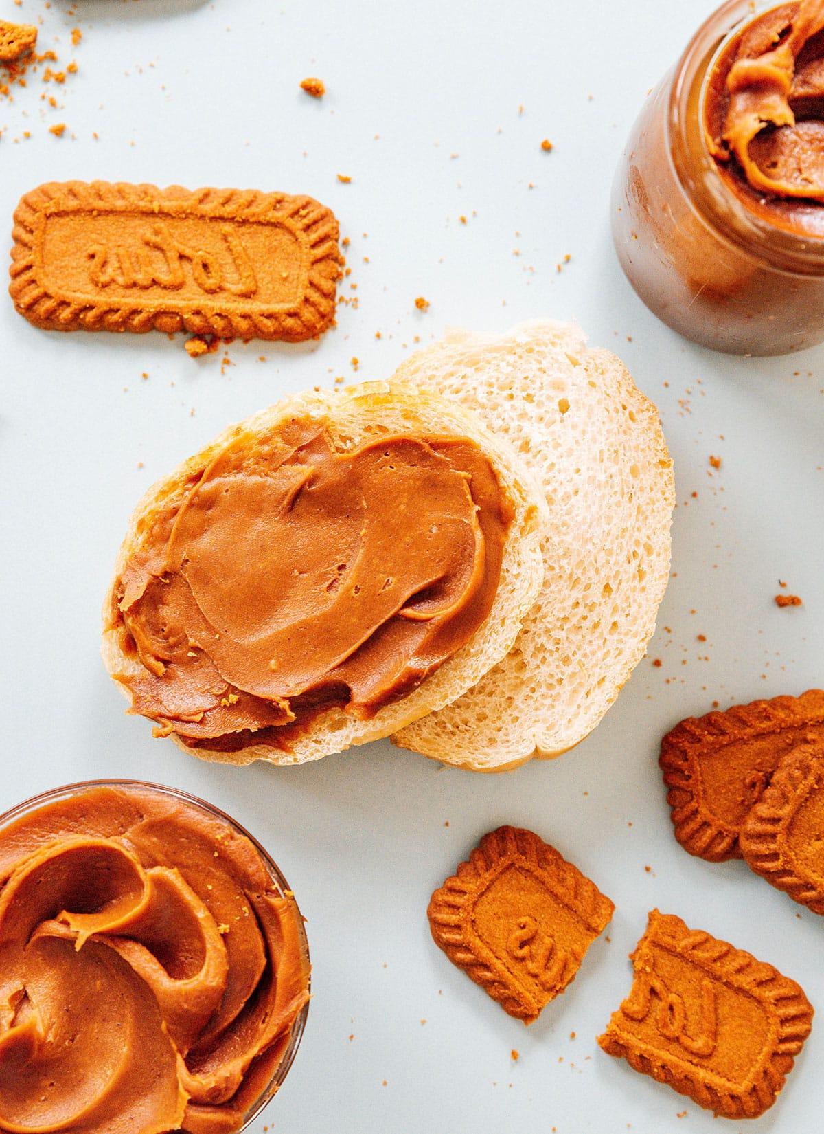 Wie man Spekulatius-Kekscreme herstellt 3 Spekulatiusbutter auf einem Biscoff-Keks.