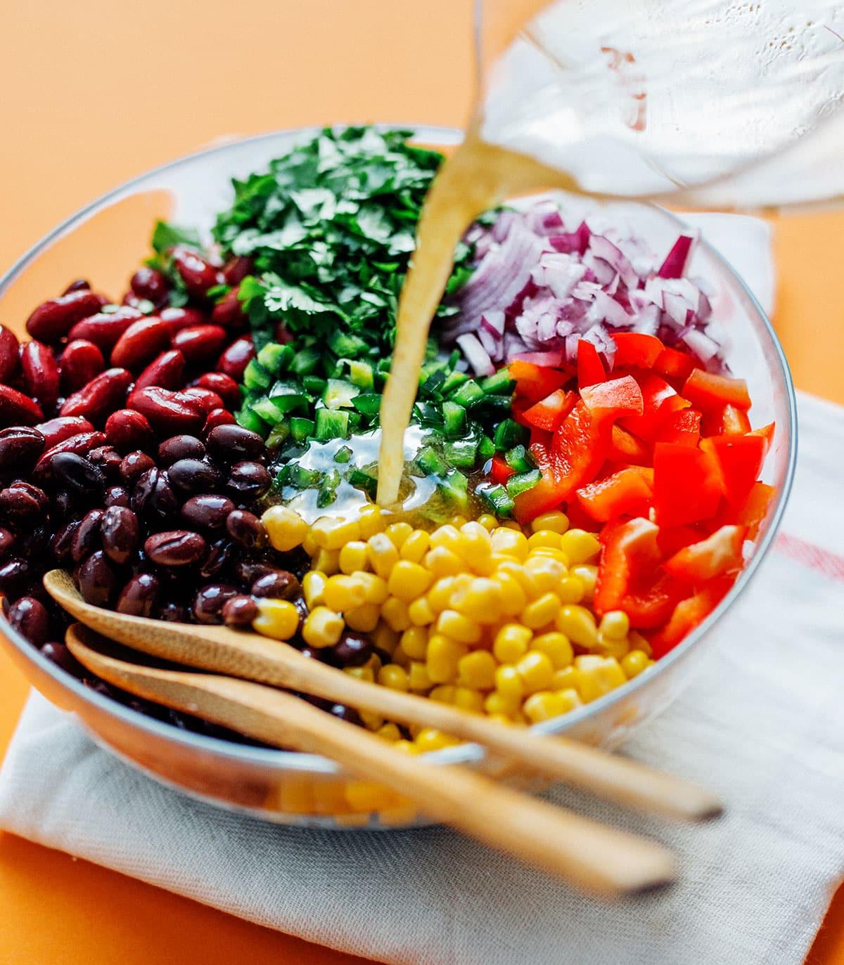 Berühmter Mexikanischer Bohnensalat 3 Dieses einfache Bohnensalat-Rezept ist in unserem Haus berühmt, und das aus gutem Grund! Schnell zubereitet, voller Geschmack und perfekt für Mitbringpartys!