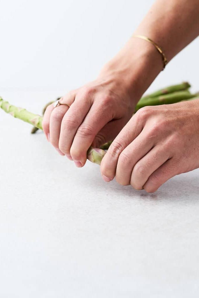 Der Spargel-Trick: So schneidest du Spargel richtig! 3 Spargelenden abbrechen für die Vorbereitung