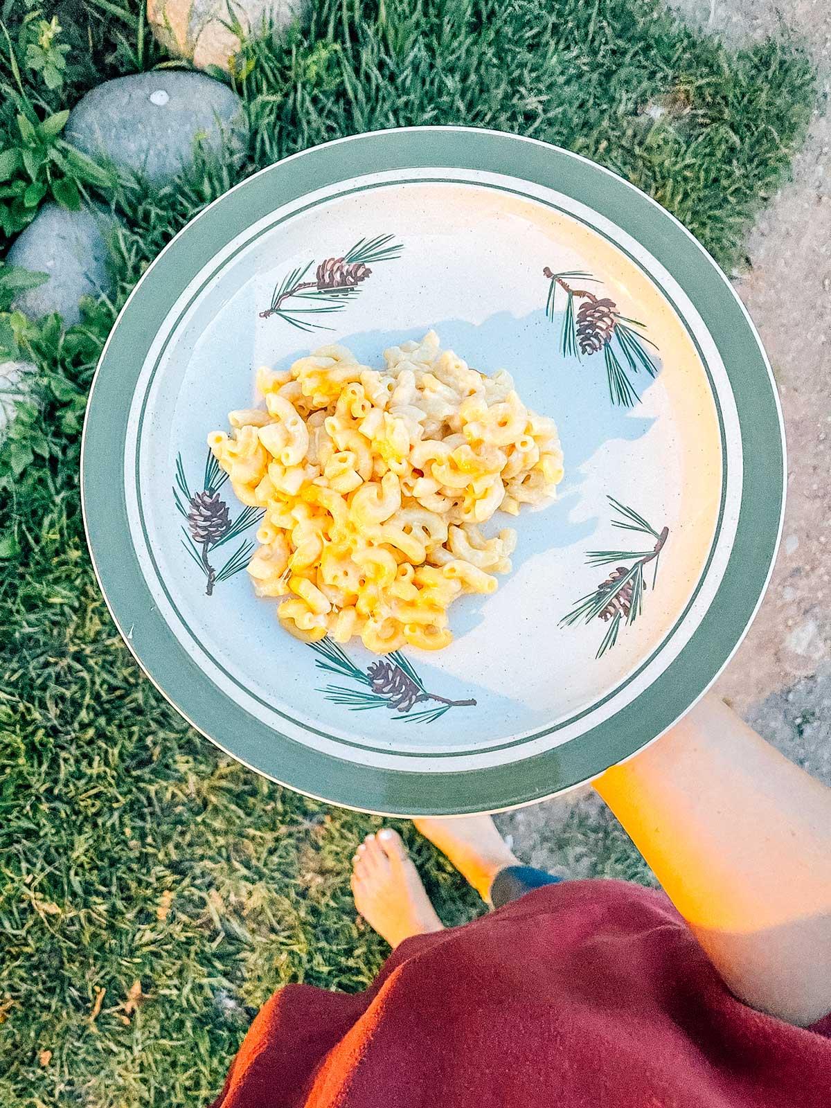 Einfaches Lagerfeuer Mac and Cheese 3 Ein Teller mit cremigem Mac & Cheese.