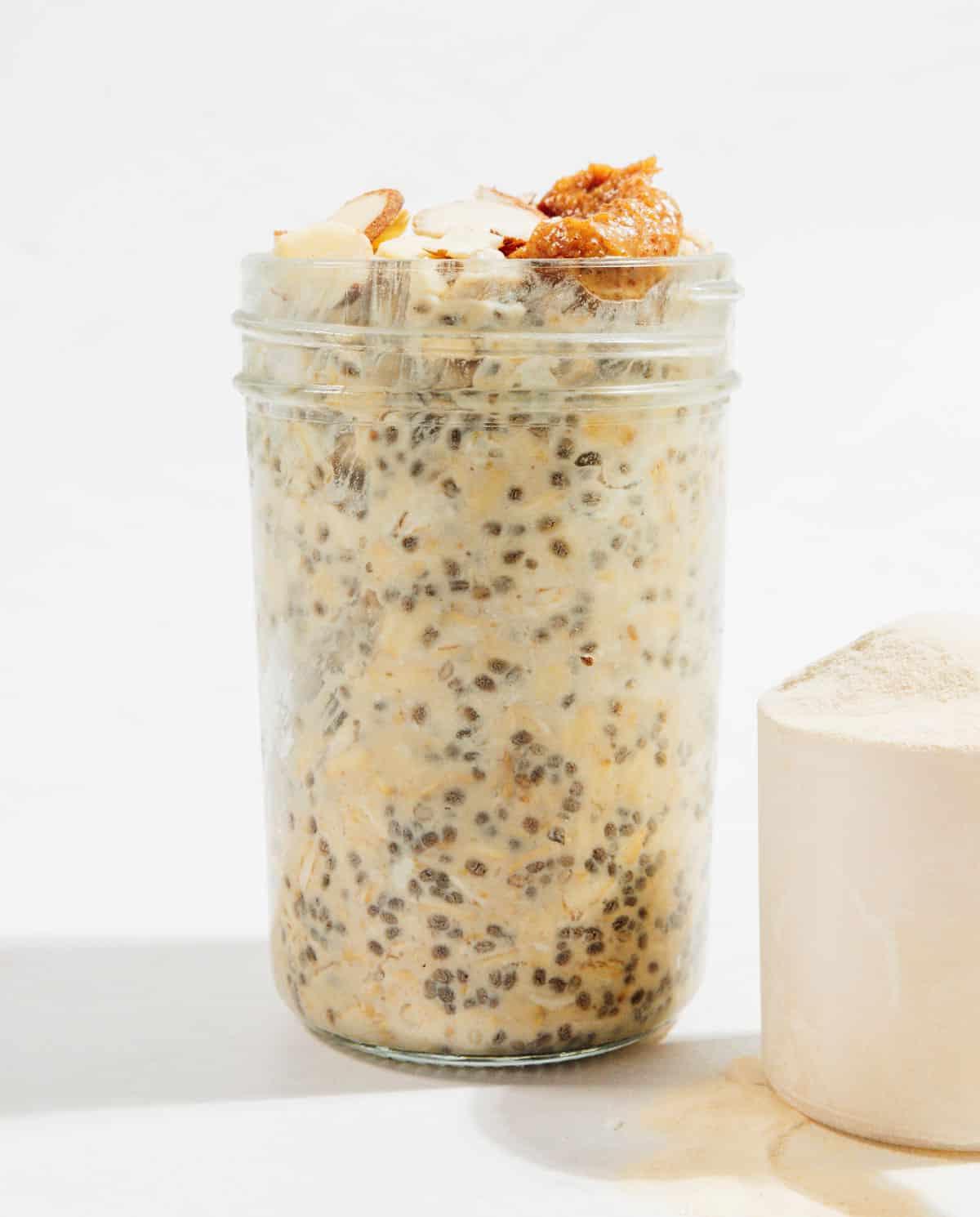 Proteinreiche Overnight Oats (29 Gramm Protein pro Portion!) 3 Protein Overnight Oats in einem Glas.