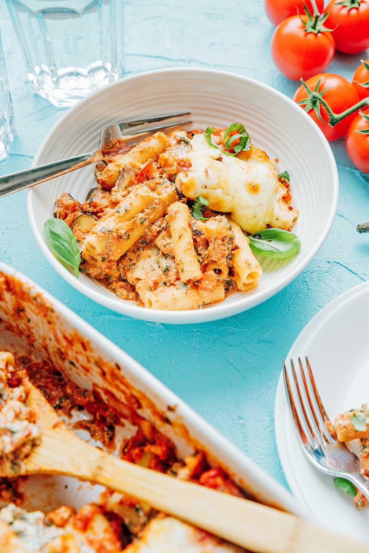 Einfaches vegetarisches Ziti-Auflauf-Rezept (Gemüsereich!) 3 Eine käsige Portion gebackenes Ziti, garniert mit Basilikum