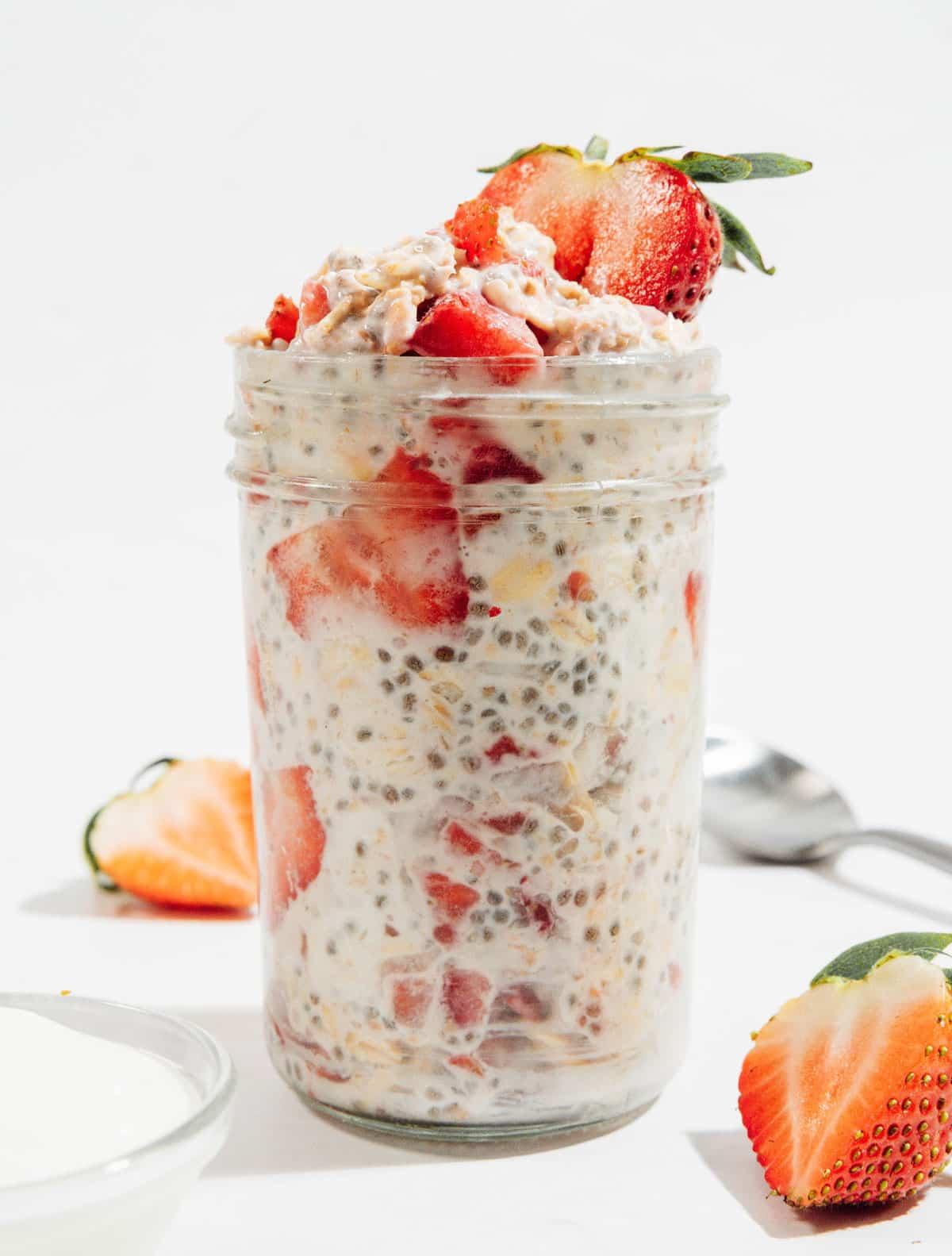 Cremige Erdbeer Overnight Oats (5 Minuten) 3 Ein Glas Erdbeer Overnight Oats, fertig zum Genuss.