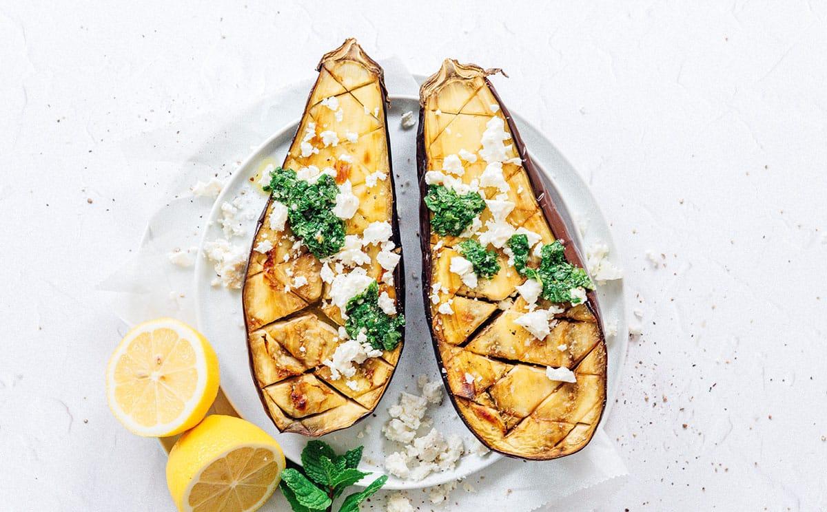 Geröstete Aubergine mit Feta-Minz-Soße 3 Geröstete Aubergine aufgeschnitten mit Feta und Minze.