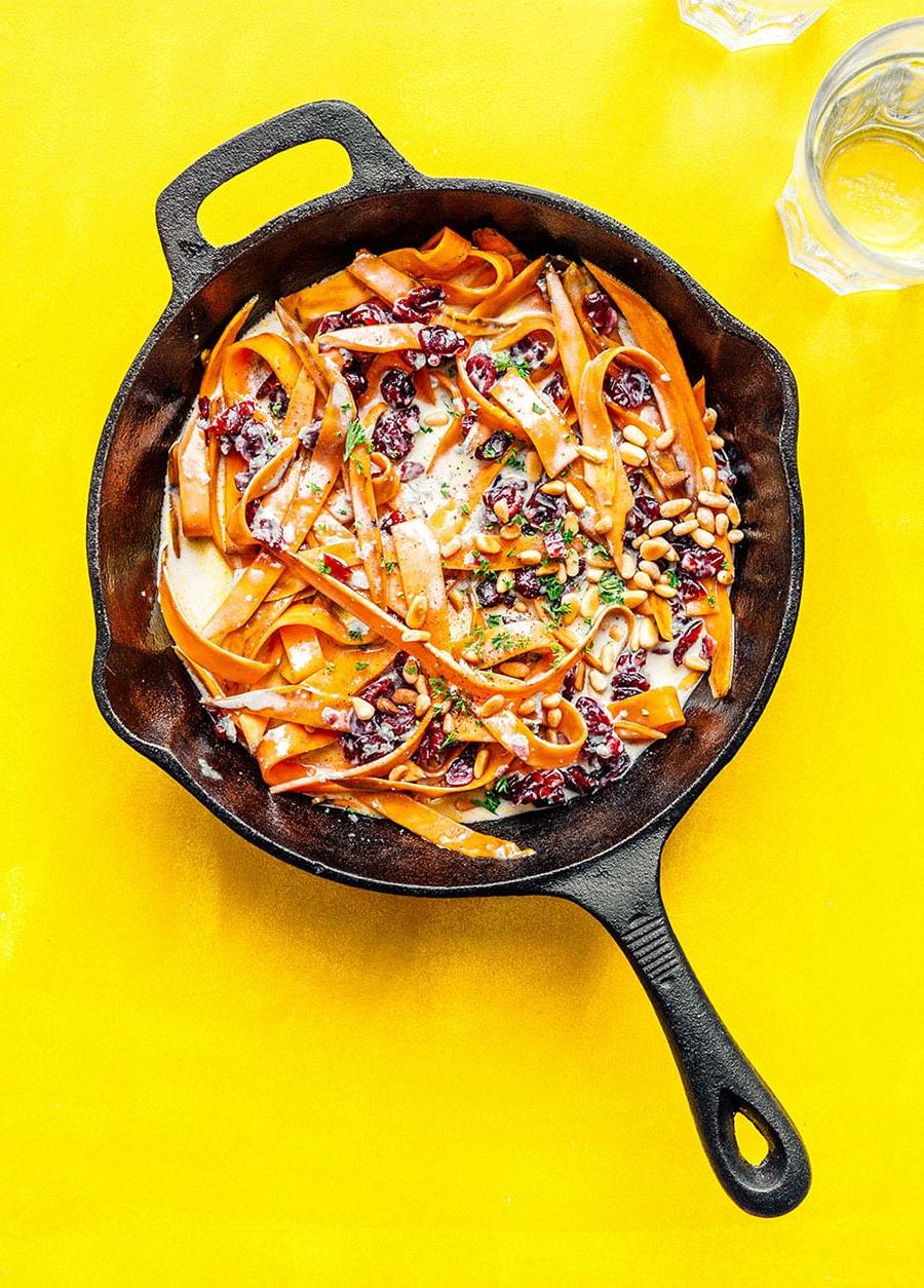 Süßkartoffel-Fettuccine in Gorgonzolasauce (Süßkartoffel-Gemüse-Nudeln!) 3 Süßkartoffel-Nudeln in einer Gusseisenpfanne zubereiten