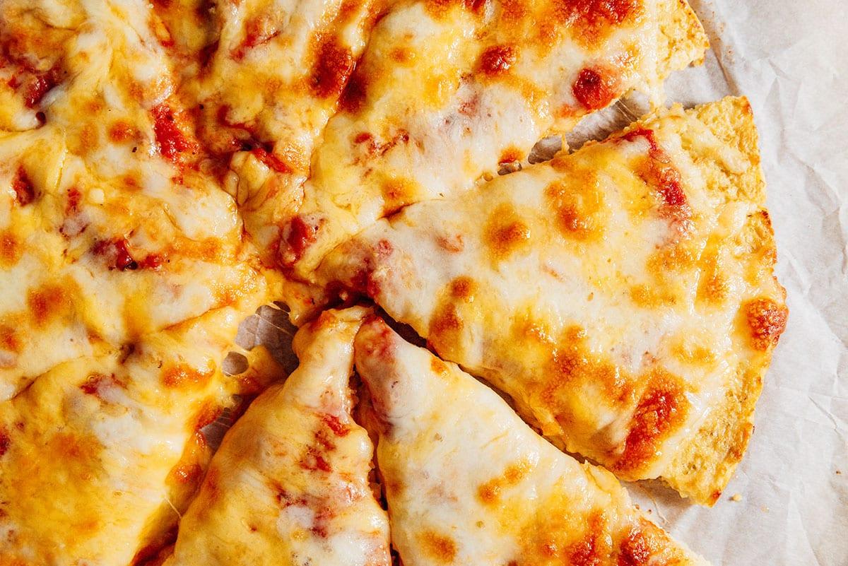 Blumenkohl-Pizzaboden zubereiten 3 Blumenkohl-Pizzaboden mit Käse-Pizza.