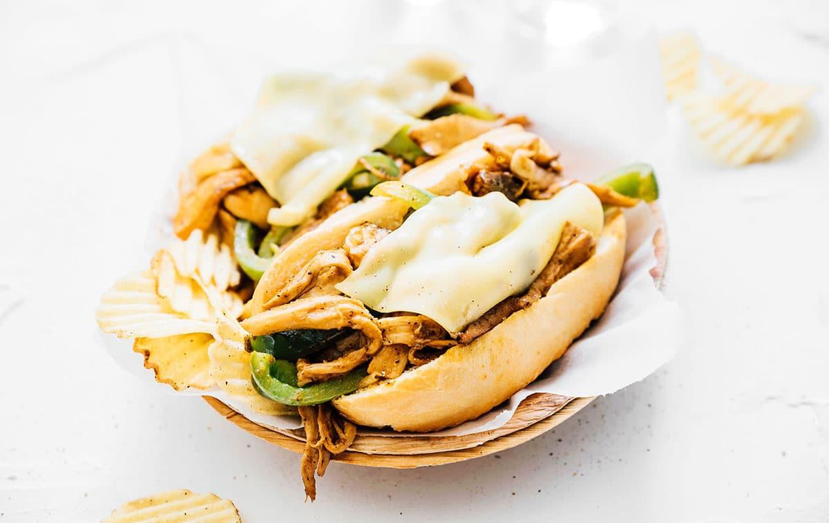 Vegetarisches Philly Cheesesteak, nahaufnahme, mit geschmolzenem Käse und Pilzen.