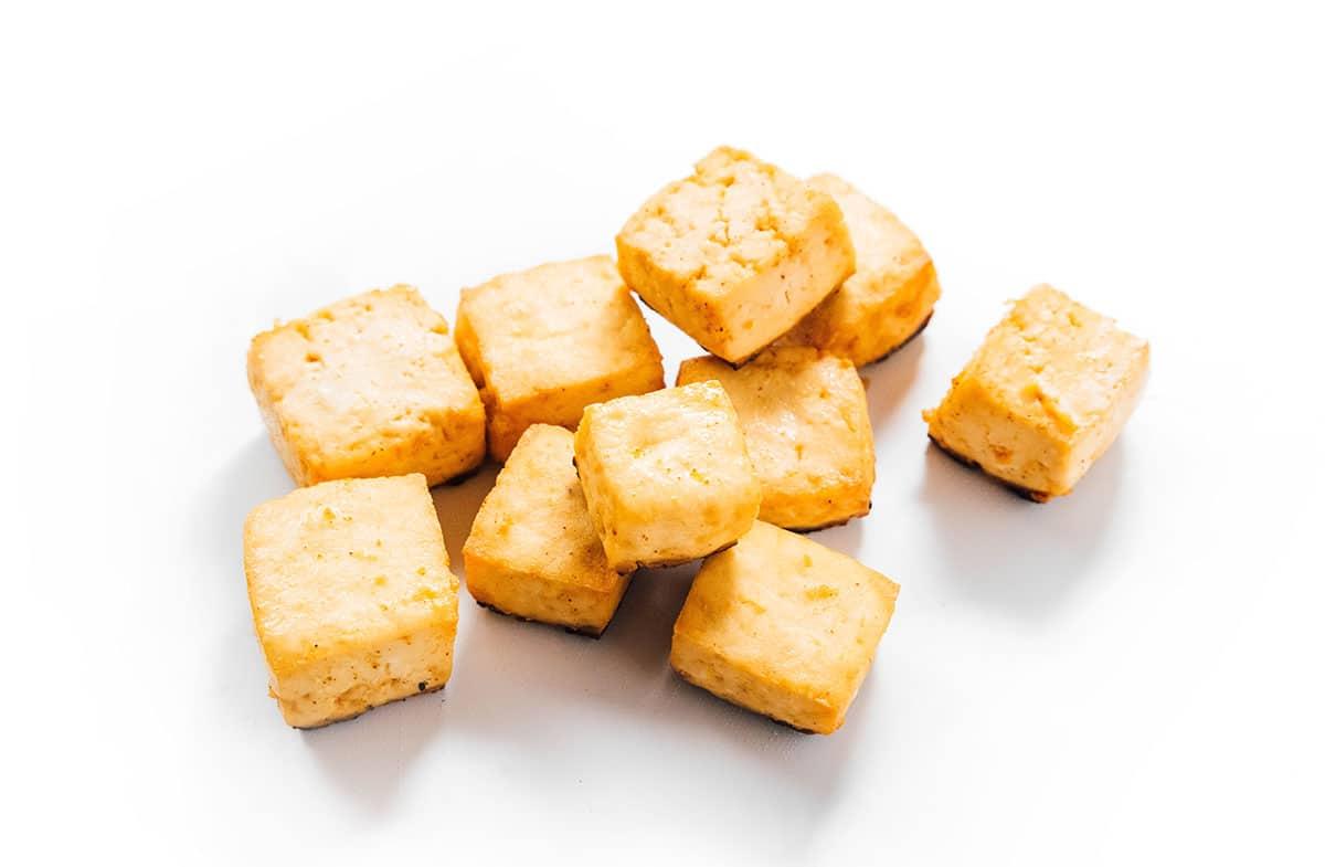 Wie man Tofu mariniert (8 Geschmacksrichtungen!) 21 Fajita-aromatisierte Tofu-Würfel, die gebacken wurden.