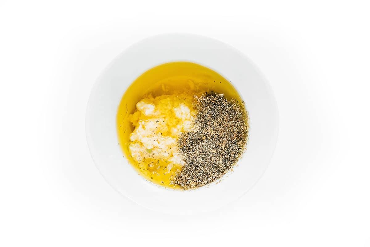 Wie man Tofu mariniert (8 Geschmacksrichtungen!) 22 Knoblauch- und Kräutermarinade in einer kleinen weißen Schüssel.