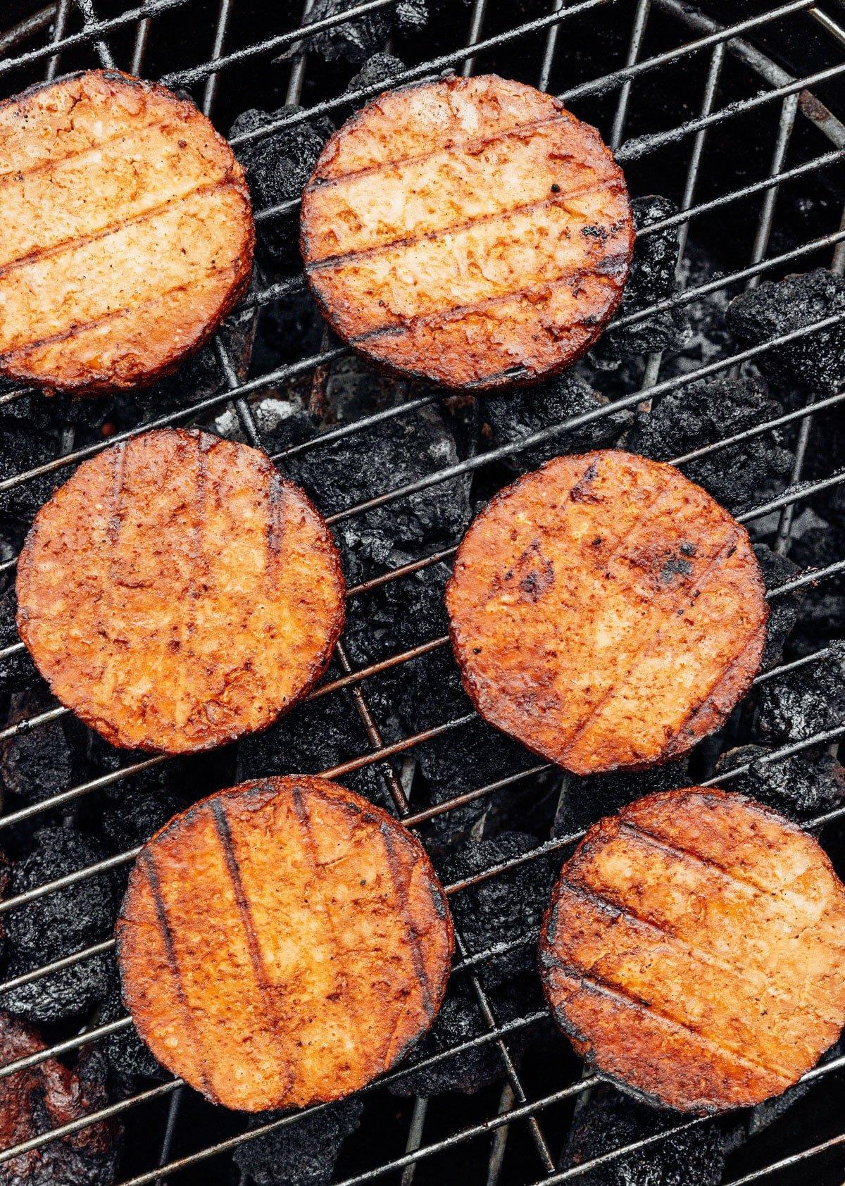 Vegetarische 31-Tage-Herausforderung 22 Gegrillte Tofu-Burger-Patties auf einem Rost.