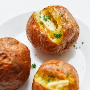 Heißluftfritteusen-Kartoffeln: Der ultimative Leitfaden 22 Heißluftfritteuse Kartoffeln auf weißem Hintergrund – Der ultimative Leitfaden zur Zubereitung von Heißluftfritteuse Kartoffeln! Wie man Bratkartoffeln, hausgemachte Pommes Frites und Kartoffelchips in Ihrer Heißluftfritteuse zubereitet, sowohl aus weißen Kartoffeln als auch aus Süßkartoffeln.