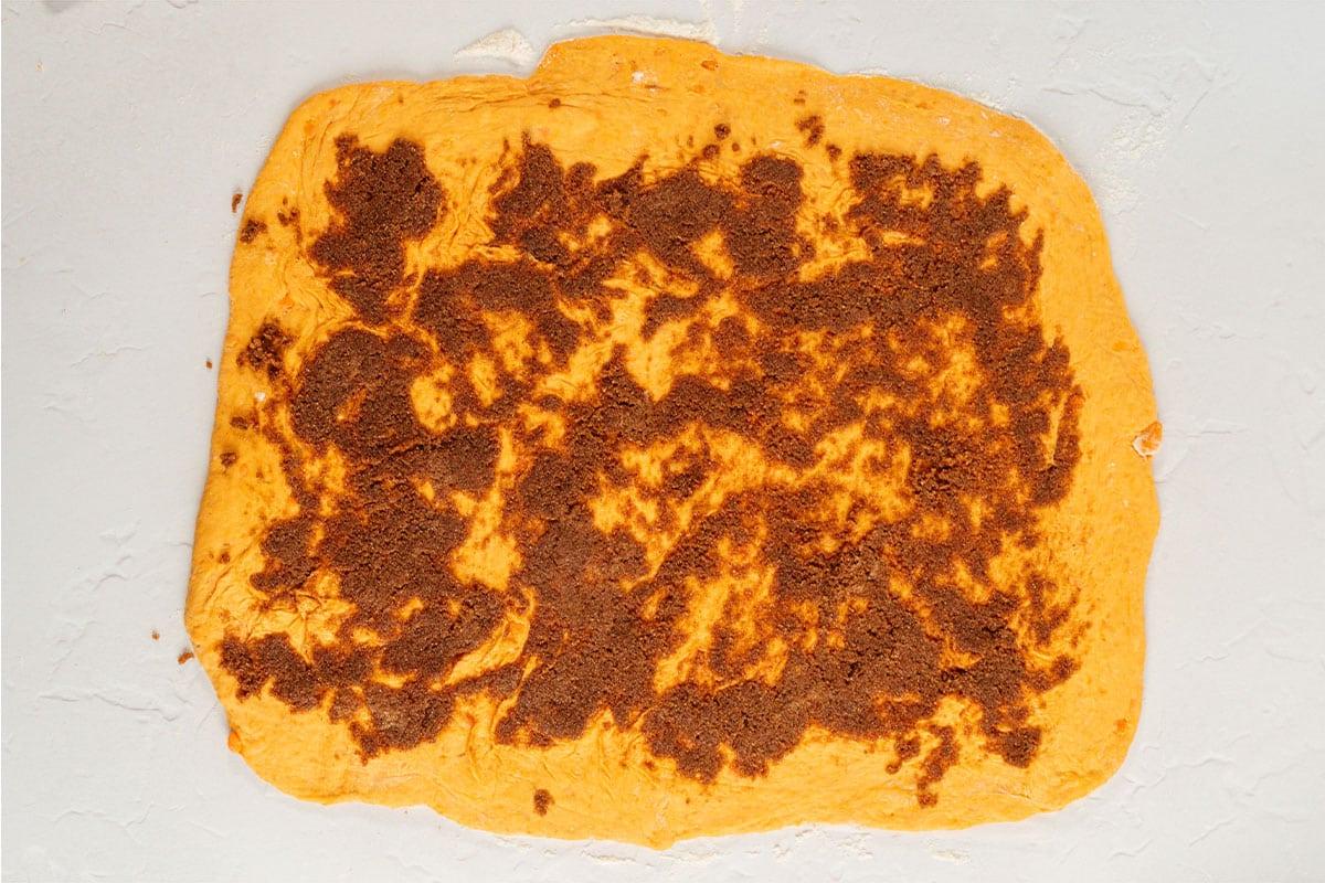 Zimtschnecken-Teig mit Füllung.