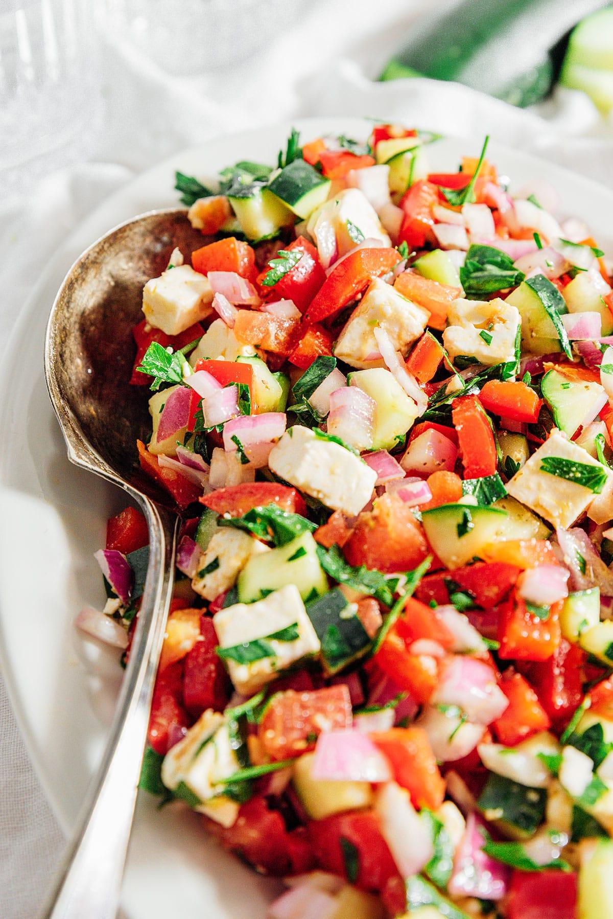 Vegetarische 31-Tage-Herausforderung 23 Sommer-Gemüse-Salat auf einer großen Platte.