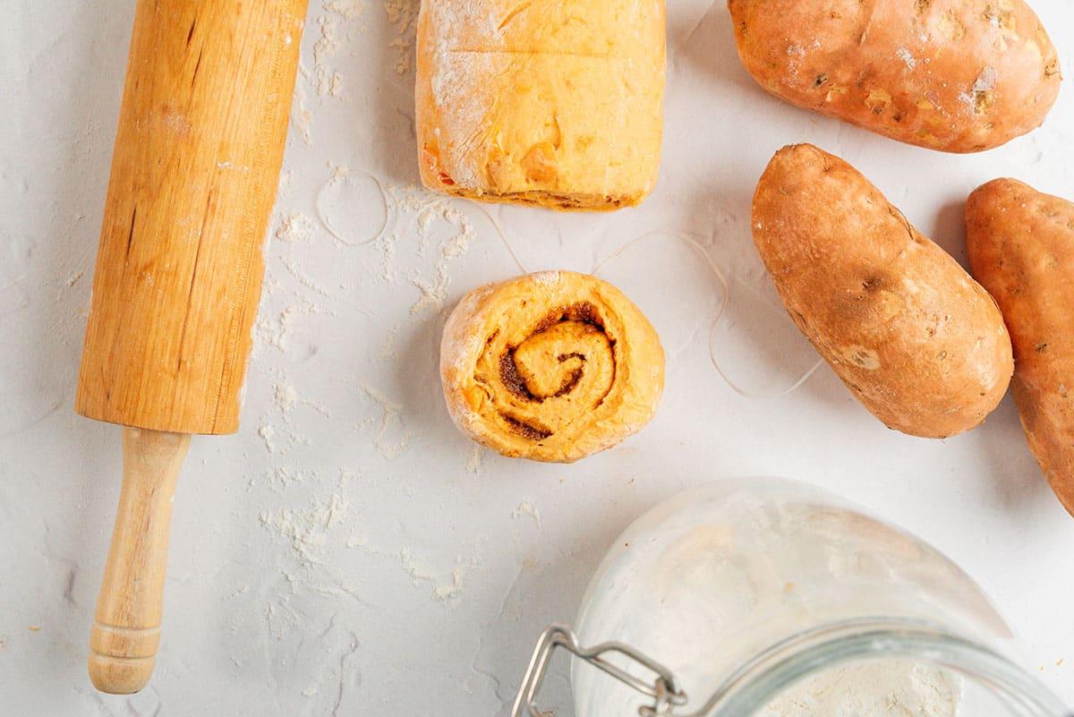 Zimtschnecken-Teig mit Zahnseide schneiden.