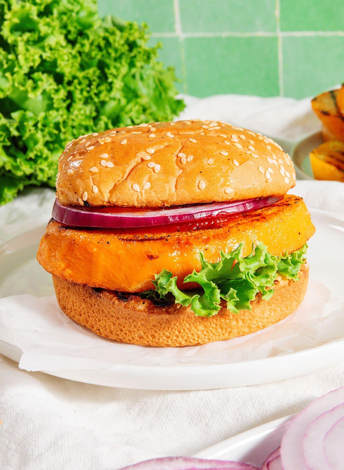 Vegetarische 31-Tage-Herausforderung 24 Ein Rübchen-Burger, kreativ zubereitet.