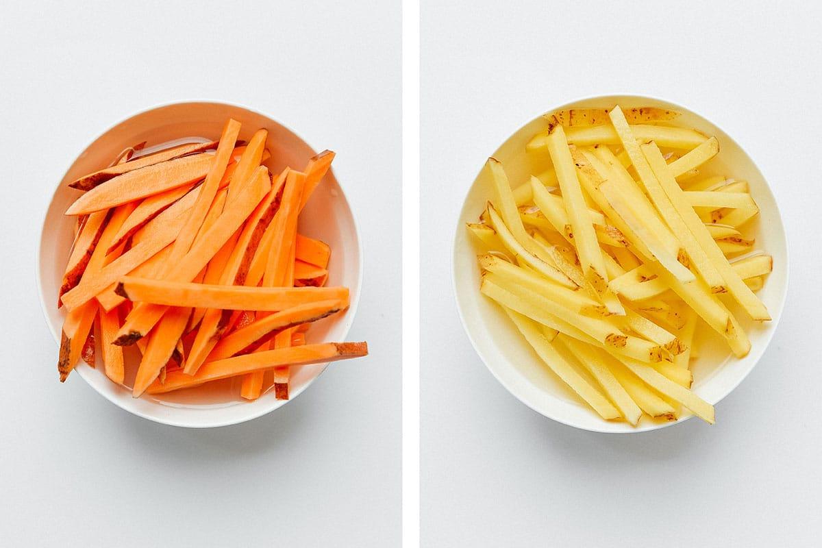 Weiße und Süßkartoffelpommes Frites weichen in Wasser ein.