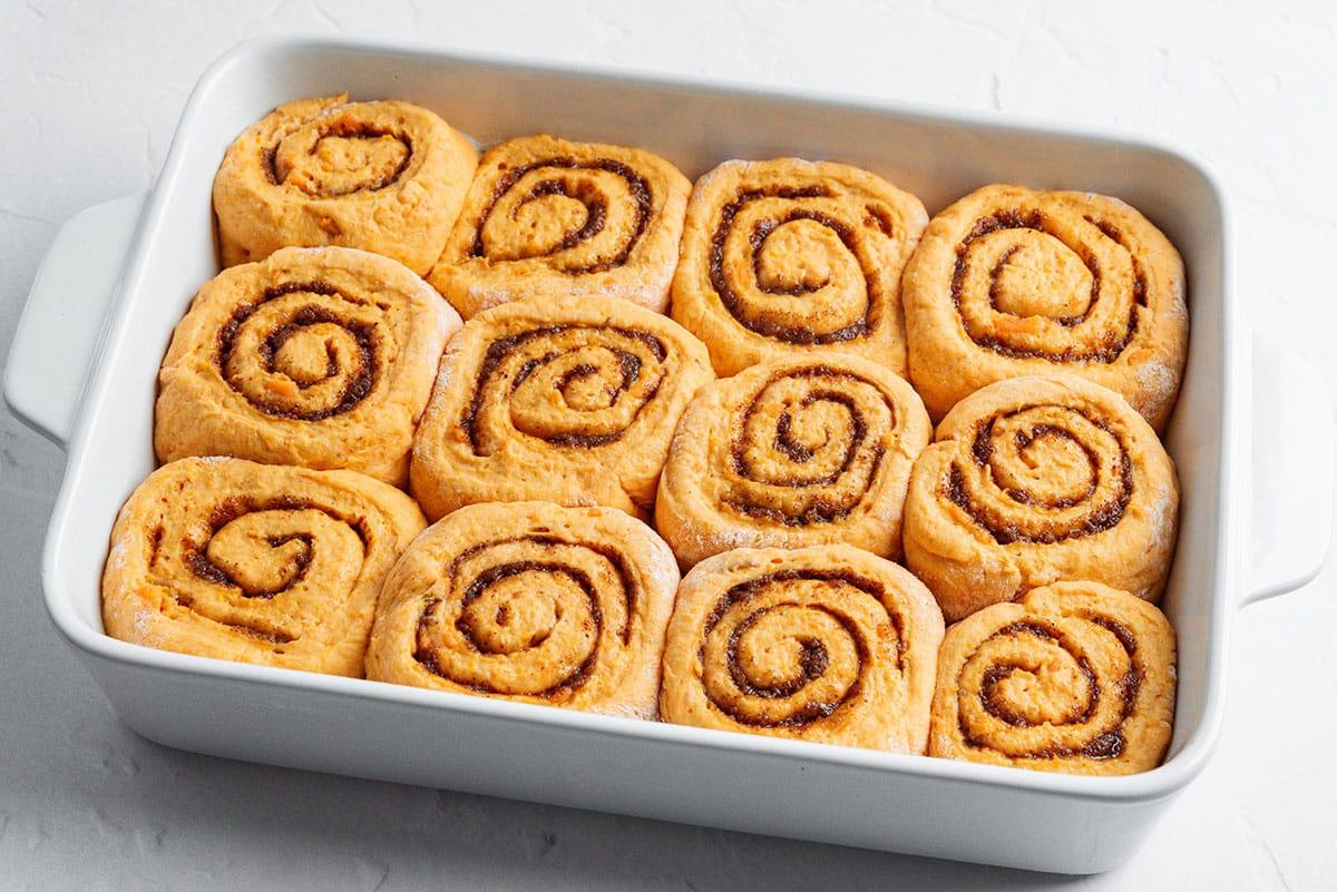 Ungebackene Zimtschnecken nach dem Gehenlassen.