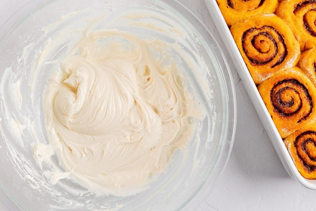 Icing für Zimtschnecken zubereiten.