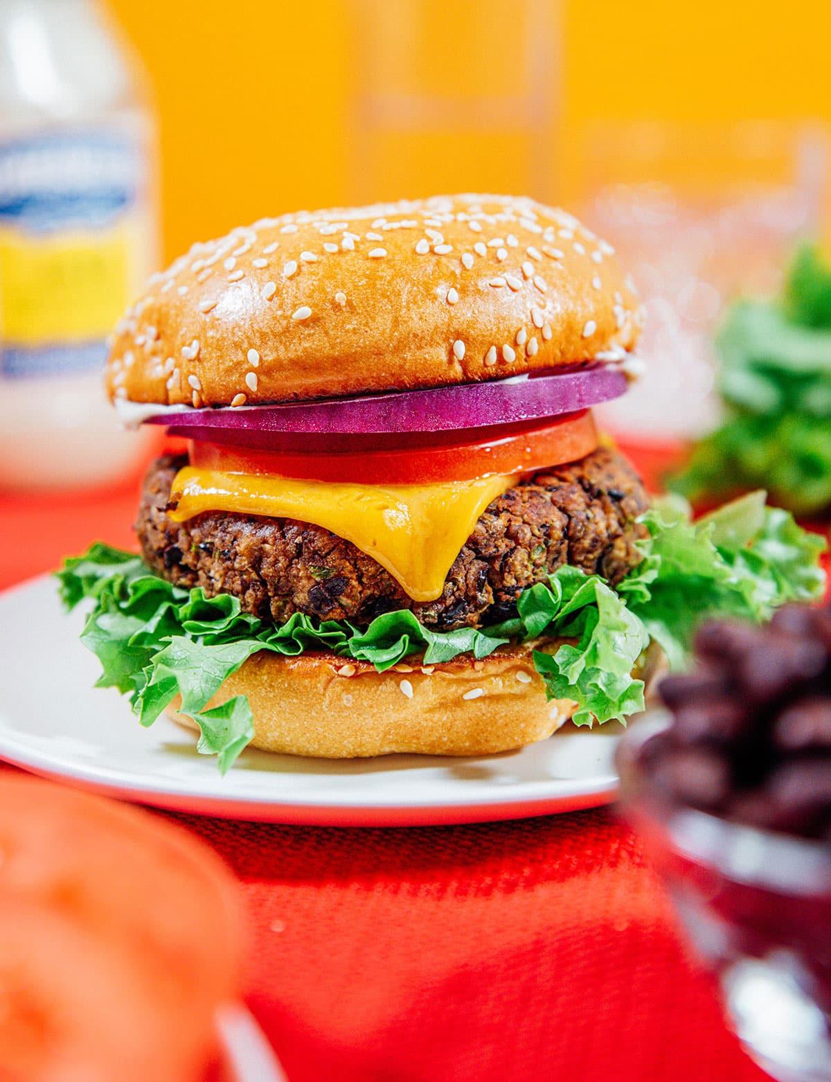 Vegetarische 31-Tage-Herausforderung 27 Ein Black Bean Burger auf farbenfrohem Hintergrund.